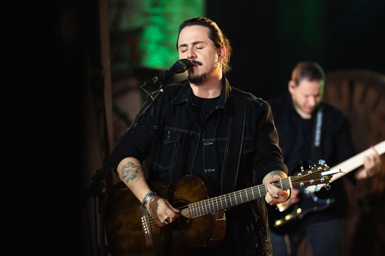 Dino Fonseca leva “Barzim de Rock” a Goiânia em noite de clássicos e releituras modernas