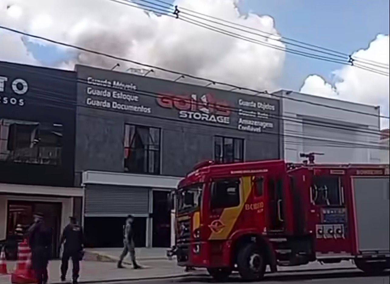 Incêndio atinge comércio de armazenamento na Avenida Araguaia, no Centro de Goiânia