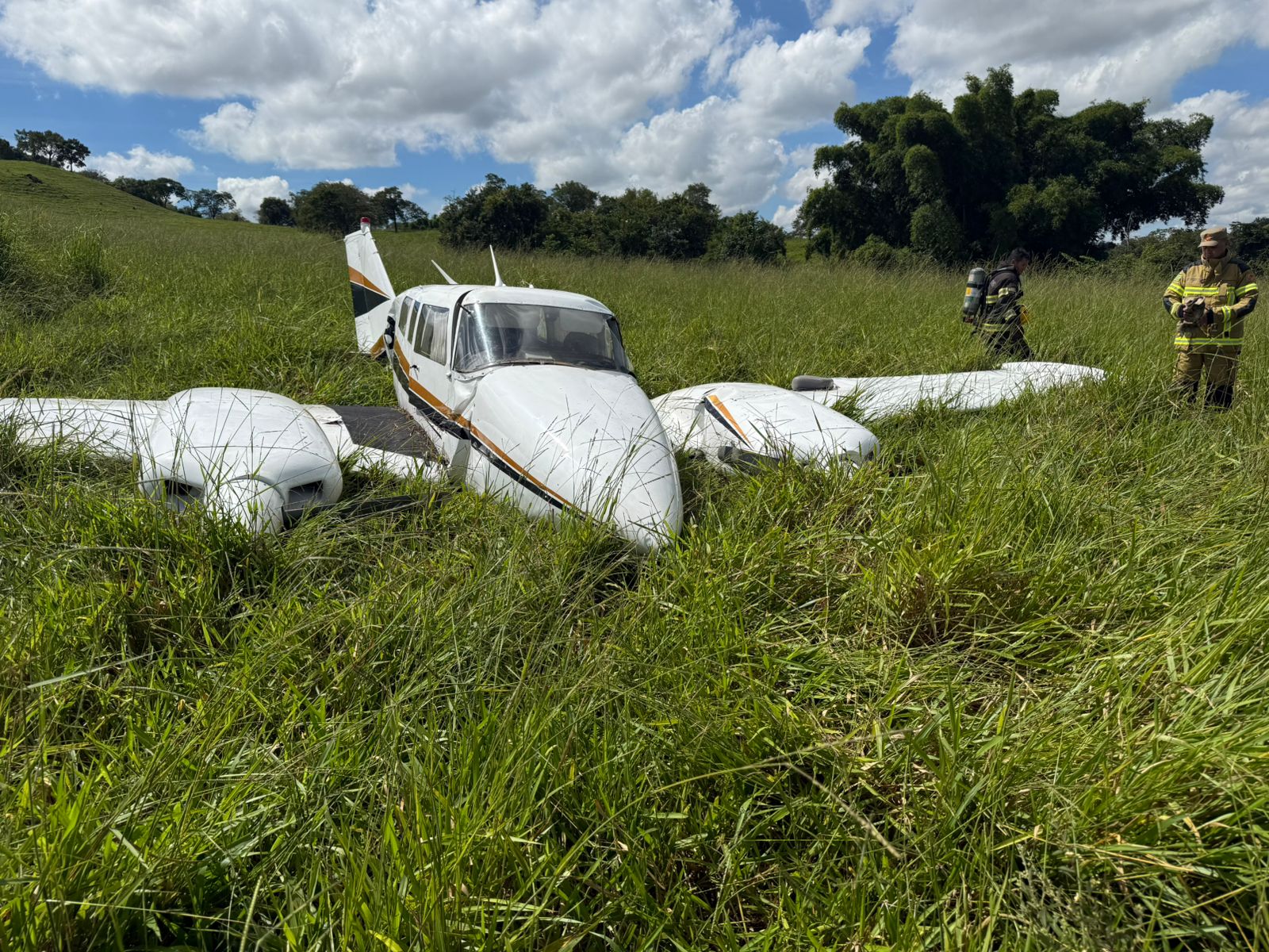 Avião de pequeno porte faz pouso de emergência e deixa dois feridos em Trindade