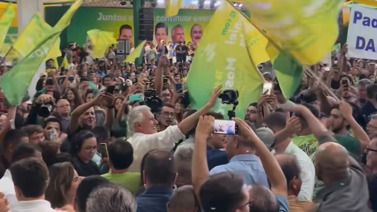 Caiado e Daniel arrastam multidão em ato político em Luziânia