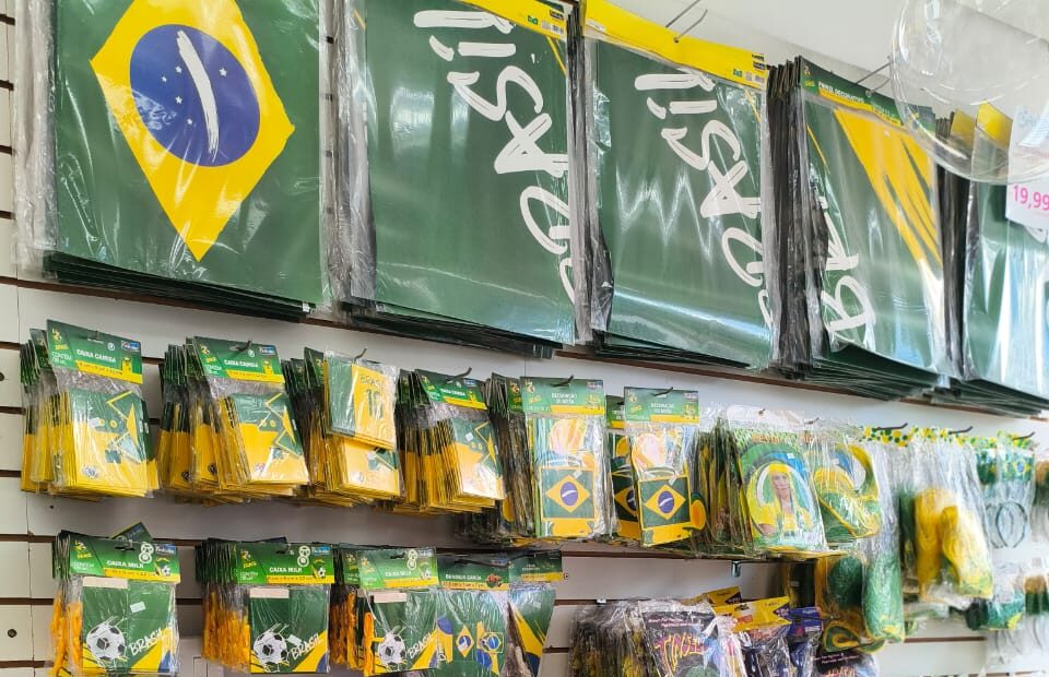 Comércio de Goiânia entra no clima da Copa do Mundo e vitrines já exibem artigos verde e amarelo