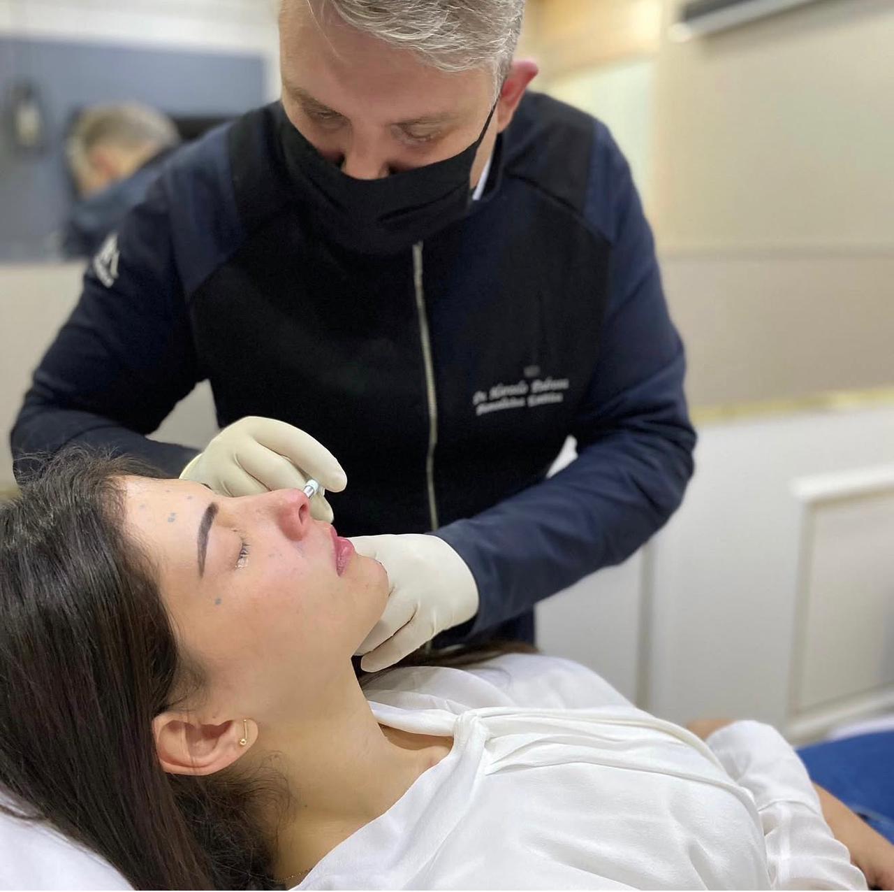 Rostos mais finos e naturais ganham espaço e indicam nova fase da estética facial