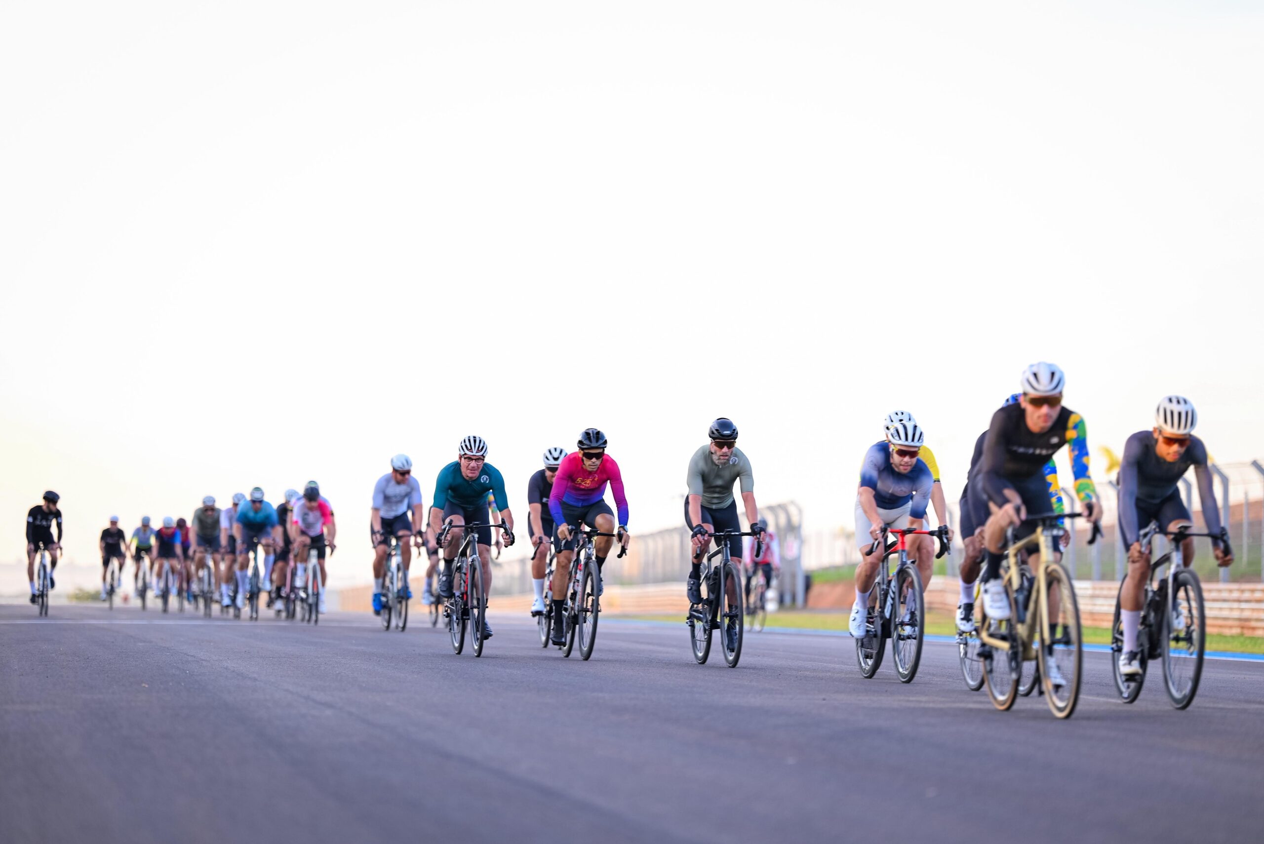 Daniel Vilela libera pista do Autódromo para ciclistas e anuncia construção de Centro Aquático