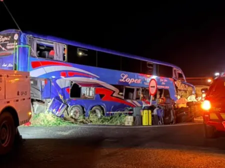 Ônibus bate em carreta na BR-050 em Uberaba deixa 2 mortos e deixa 36 feridos
