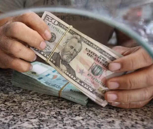 Dólar supera R$ 5 com foco em juros e tensões no Oriente Médio