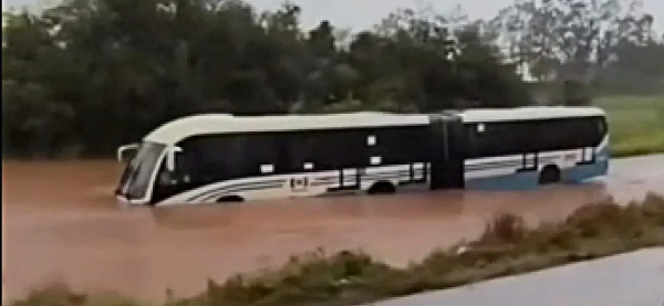 Temporal alaga GO-070 e deixa ônibus do Eixo Anhanguera preso em Goianira (GO)