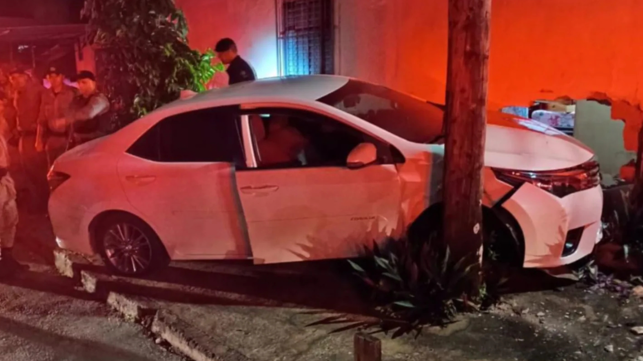 Motorista embriagado atropela pé de PM, bate carro em muro e é preso em Anápolis