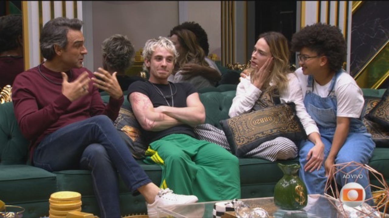 Tadeu Schmidt entra na casa e abraça finalistas do BBB 26: ‘Eu amo vocês’; assista ao vídeo