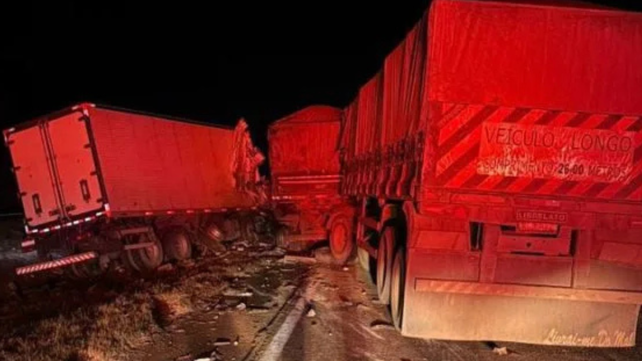 Motorista morre em colisão frontal entre dois caminhões na BR-153 em Morrinhos