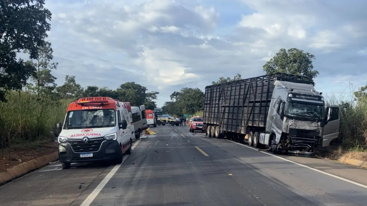 Oito pessoas morrem em acidente entre van, carro e caminhão na BR-020 em Formosa