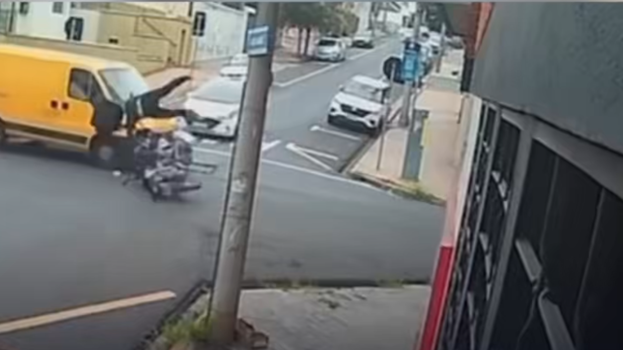 Motociclista fica gravemente ferido após avançar sinal 'pare' e ser atingido por van; veja vídeo