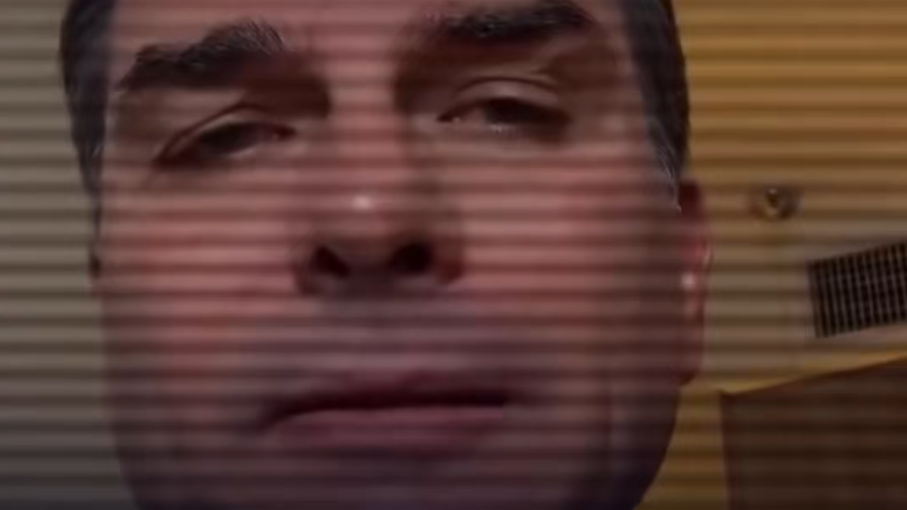 Flávio Bolsonaro usa vídeo de mulheres no lixo para criticar Lula, mas PT diz que cena é do Governo Bolsonaro