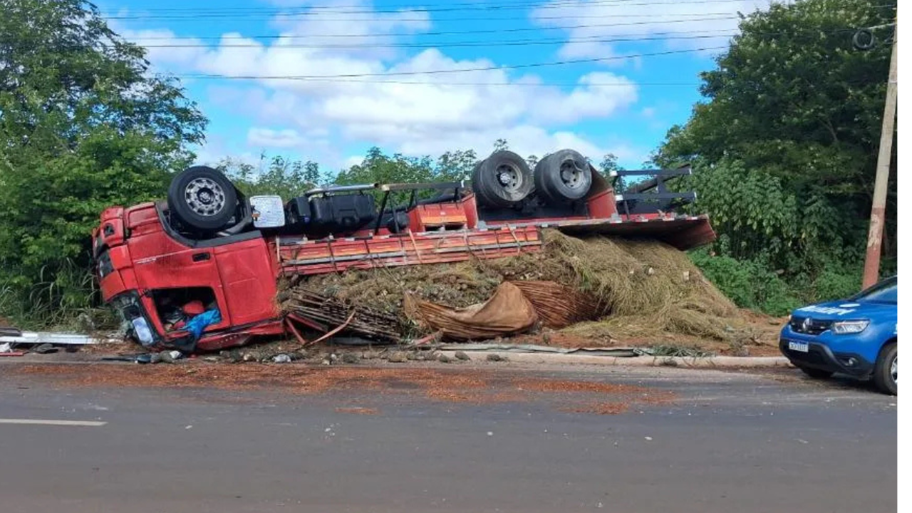 Caminhão tomba em rotatória do anel viário em Anápolis e motorista fica preso às ferragens