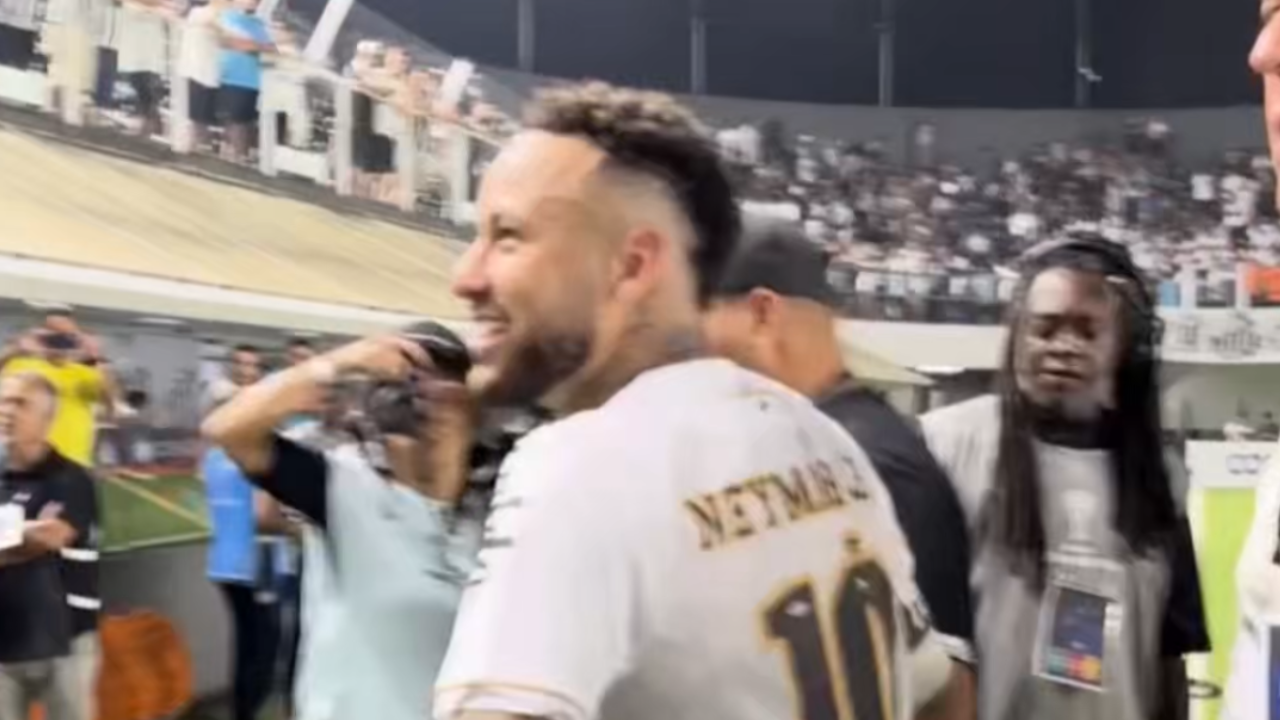 Neymar protagoniza bate-boca com torcedor após empate do Santos: 'Tá gordinho caralh*'; veja vídeo
