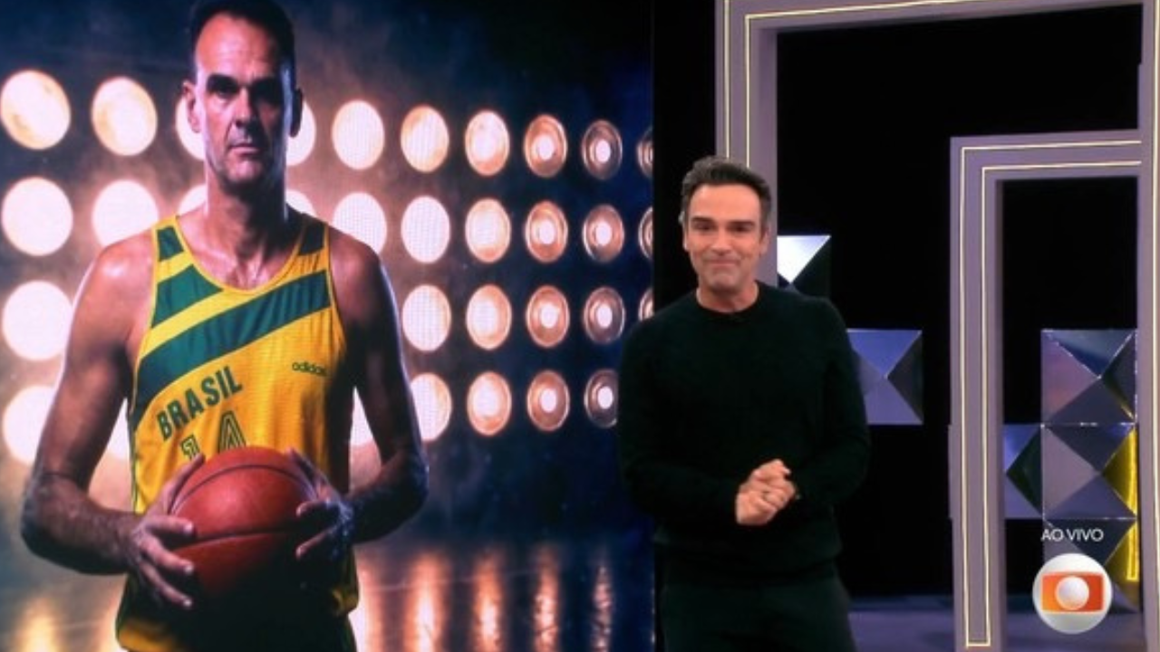 Tadeu Schmidt se emociona ao homenagear irmão Oscar no BBB 26: ‘Meu maior ídolo’; veja vídeo