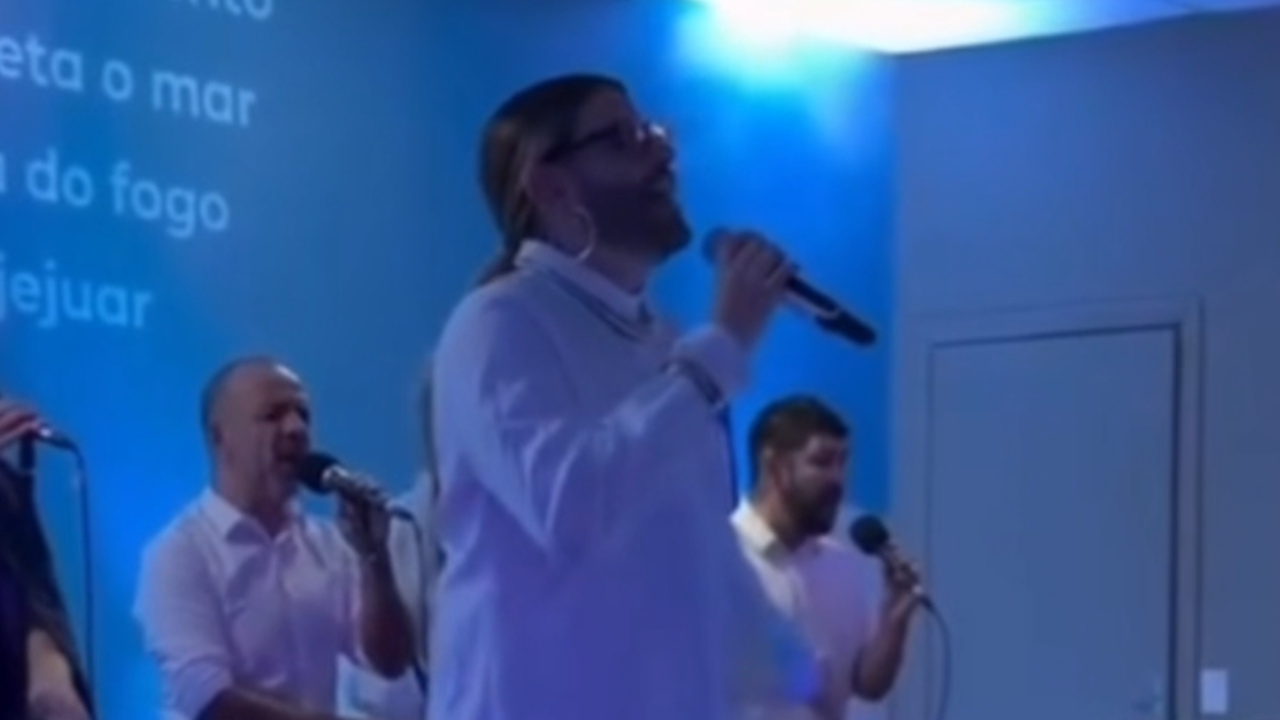 Vídeo: Cantor gospel Felipe Freire ministra culto com salto alto fino e divide opiniões
