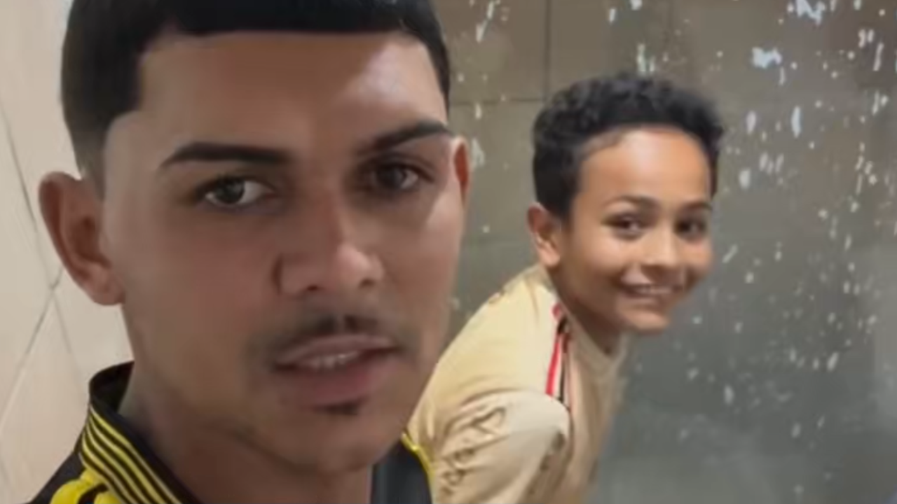Menino de 10 anos limpa banheiro para ganhar dinheiro do próprio lanche e viraliza; veja vídeo