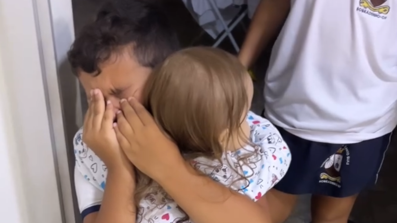 Menina com linfoma raro reencontra irmãos após alta hospitalar e emociona família; assista ao vídeo