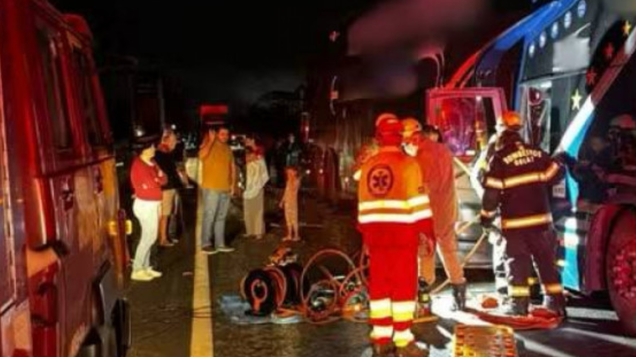 Acidente entre dois ônibus e três carros mata uma pessoa na BR-153 em Campinorte