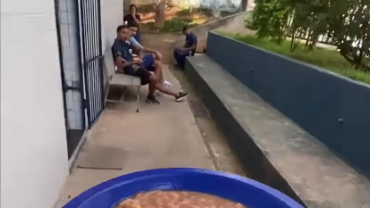 Vídeo: Aluno viraliza ao garantir três pratos de merenda durante recreio