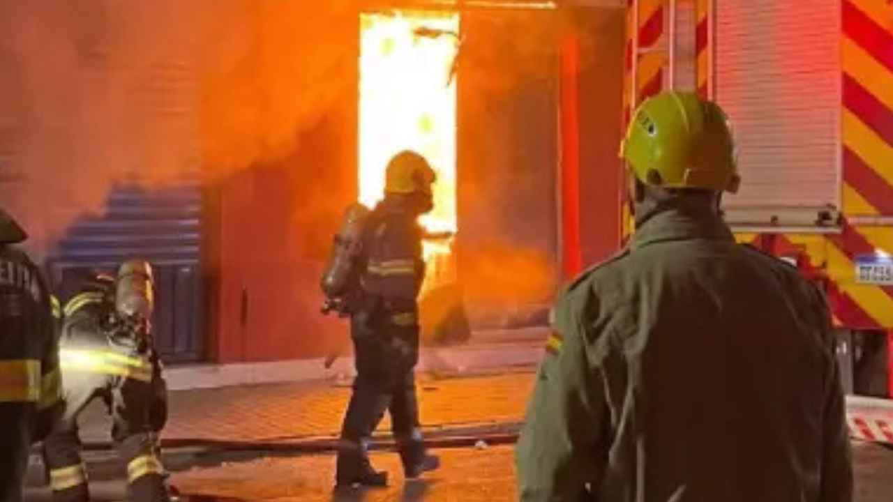 Incêndio de grandes proporções atinge loja de brinquedos em Goiânia