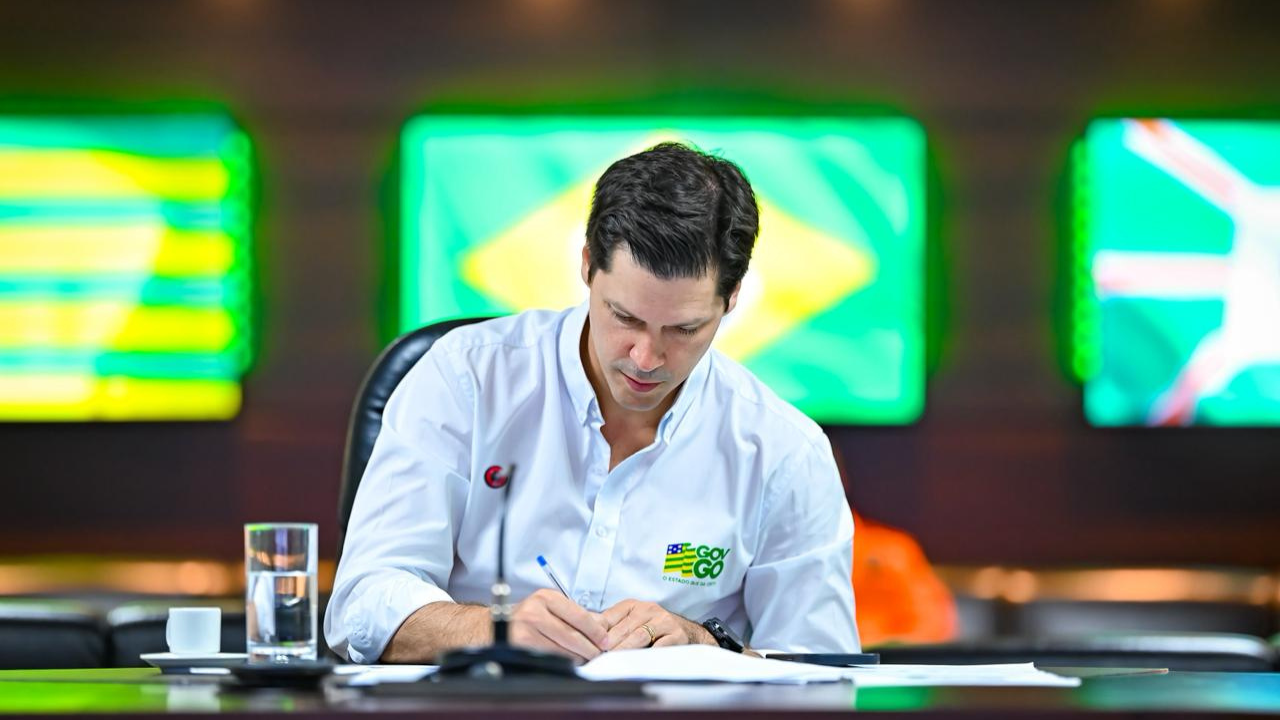 Daniel Vilela assina adesão e Goiás passa a subsidiar diesel com R$ 0,60 por litro