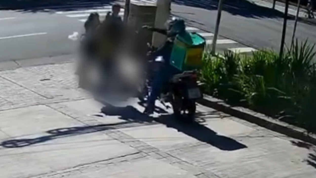 Vídeo: Homem é baleado na cabeça ao tentar intervir em assalto
