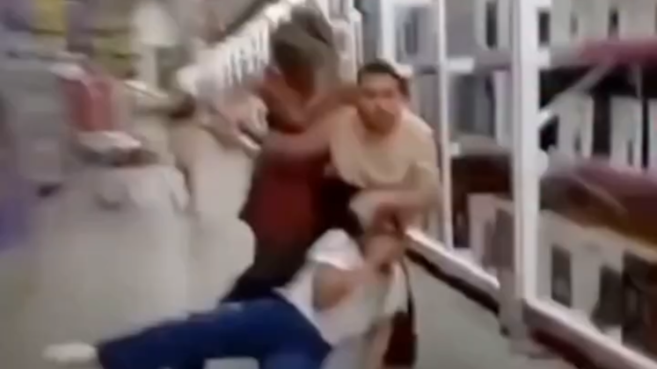 Esposa e amante brigam dentro de atacadão e marido defende amante; veja vídeo