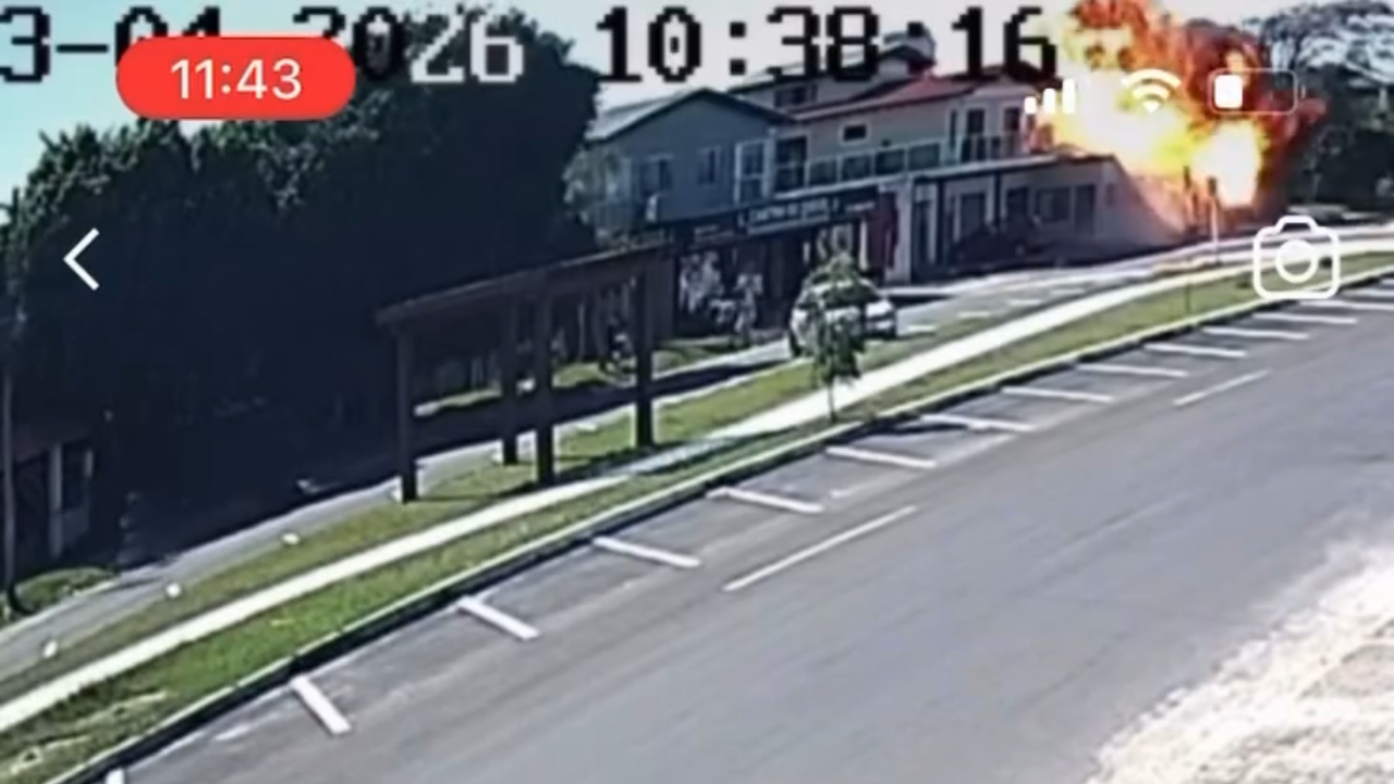 Vídeo: Avião de pequeno porte cai sobre restaurante e deixa quatro mortos