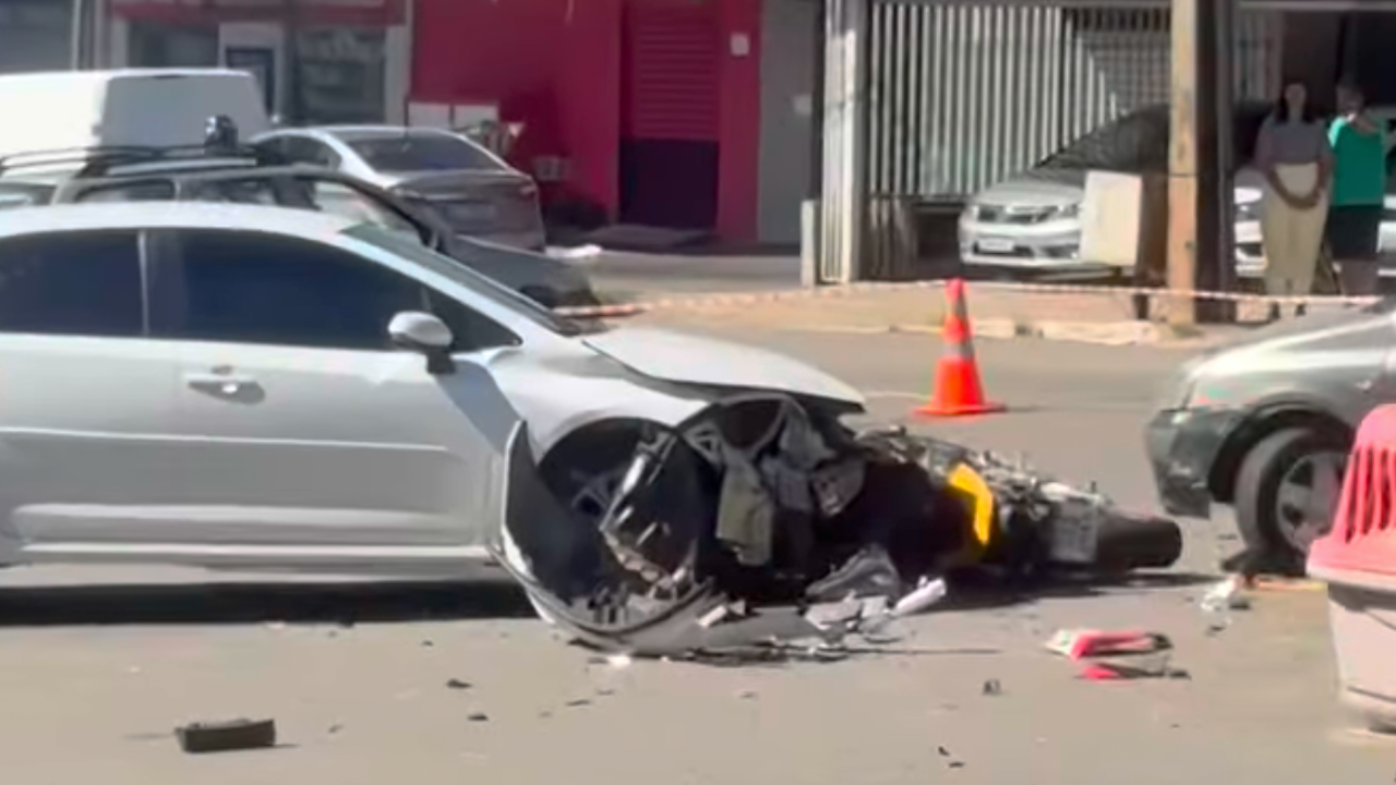 Acidente entre carro e moto é registrado na Avenida Contorno em Goiânia
