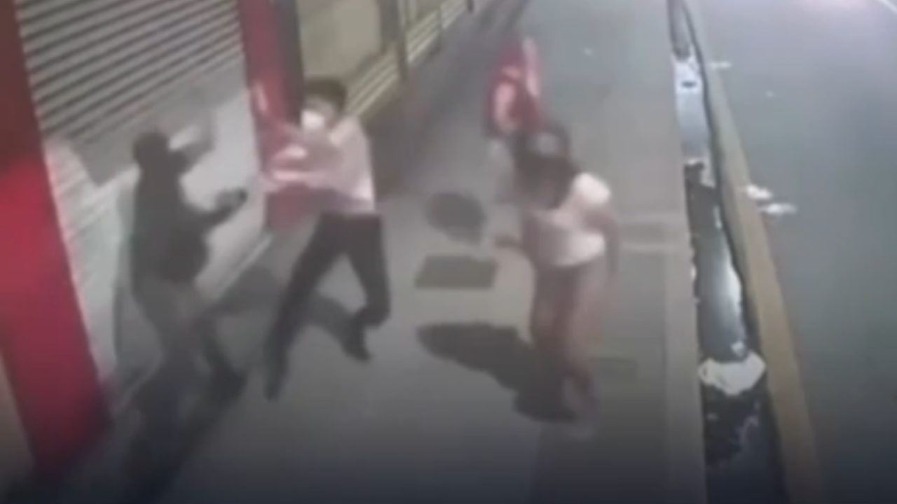 Criminoso morre após ser atingido pela própria faca durante tentativa de assalto; veja vídeo