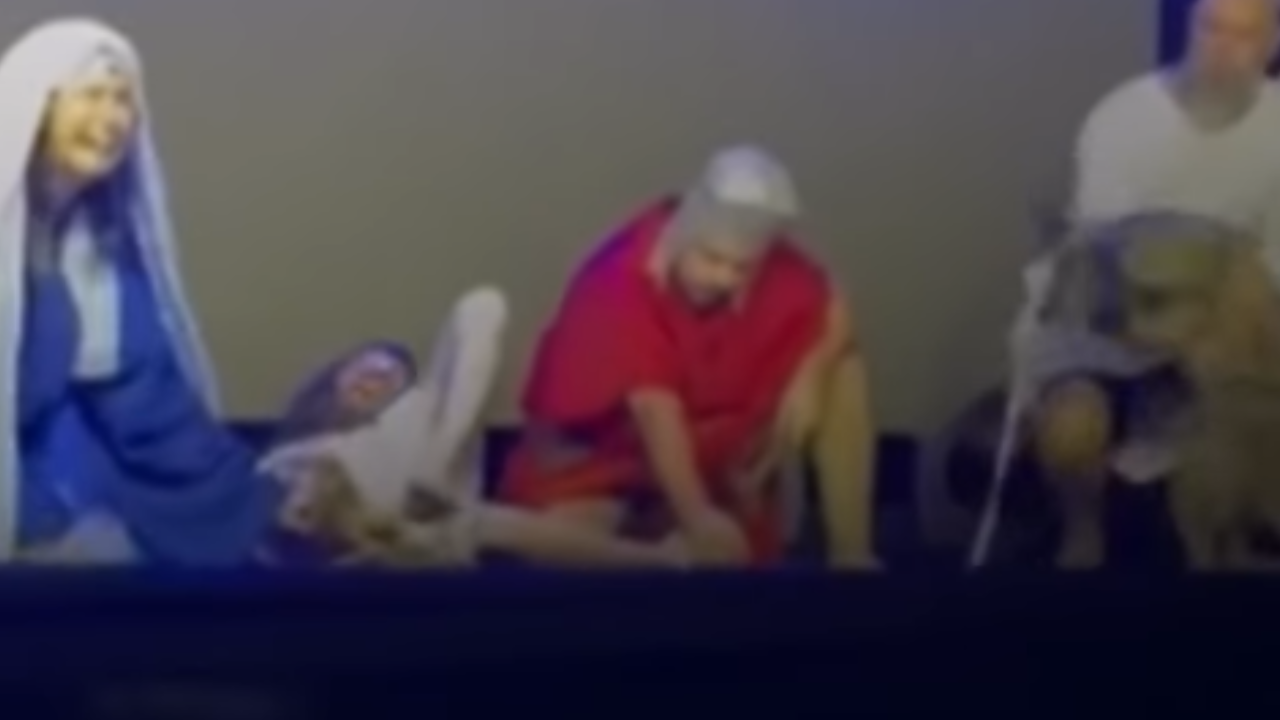 Vídeo: Cachorrinha emociona ao 'proteger' Jesus durante encenação da Paixão de Cristo