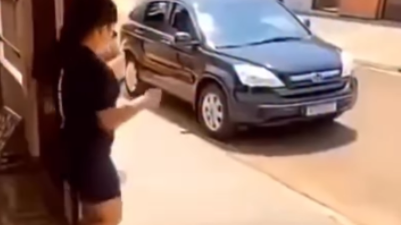 Vídeo: Mulher fica presa em casa após portão automático fechar durante entrada