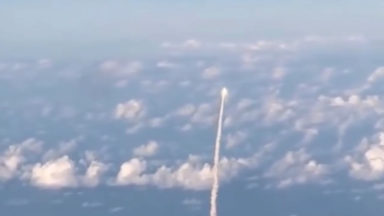 Vídeo: Passageiro de voo comercial registra lançamento do foguete Artemis II de dentro do avião