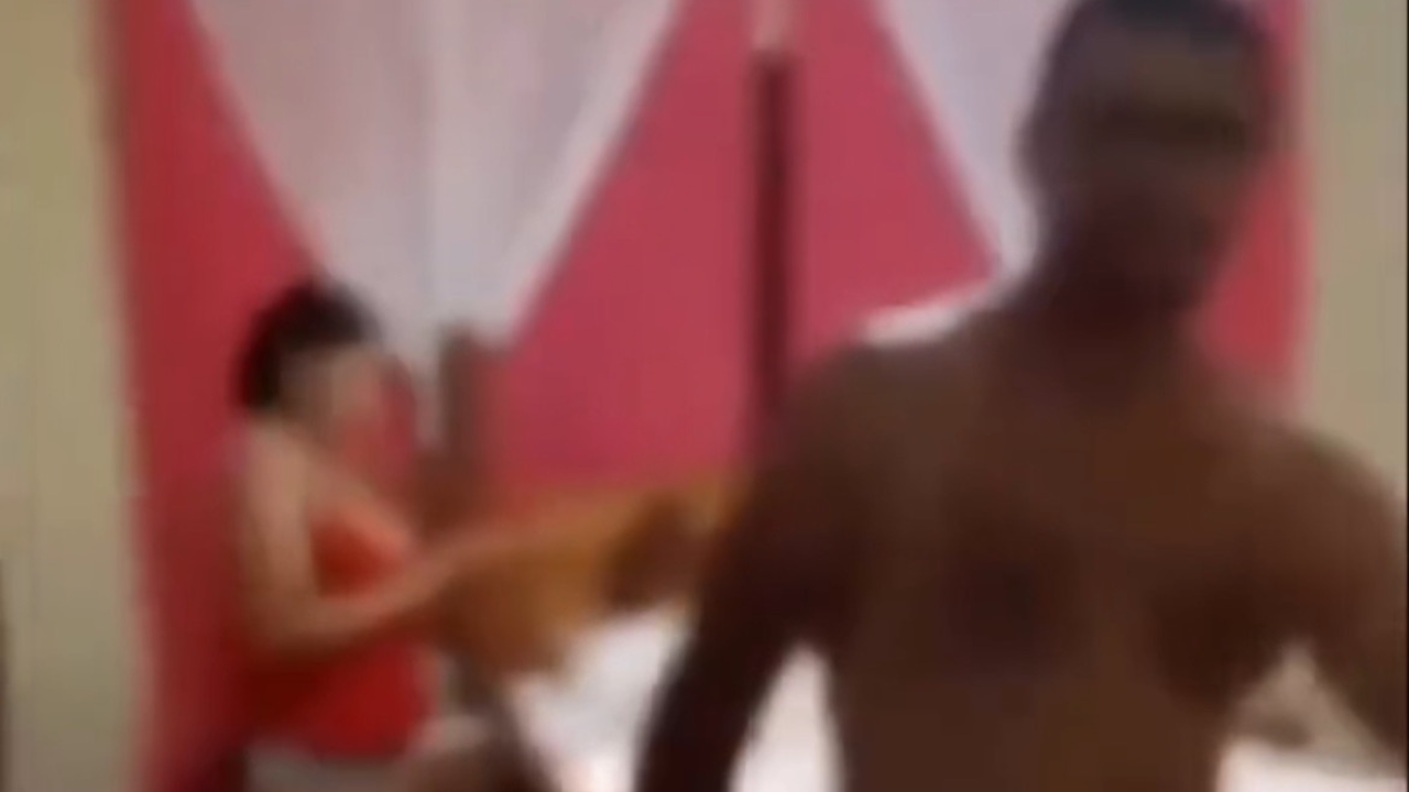 Homem flagra esposa com amigo na cama após simular ida ao trabalho; assista ao vídeo