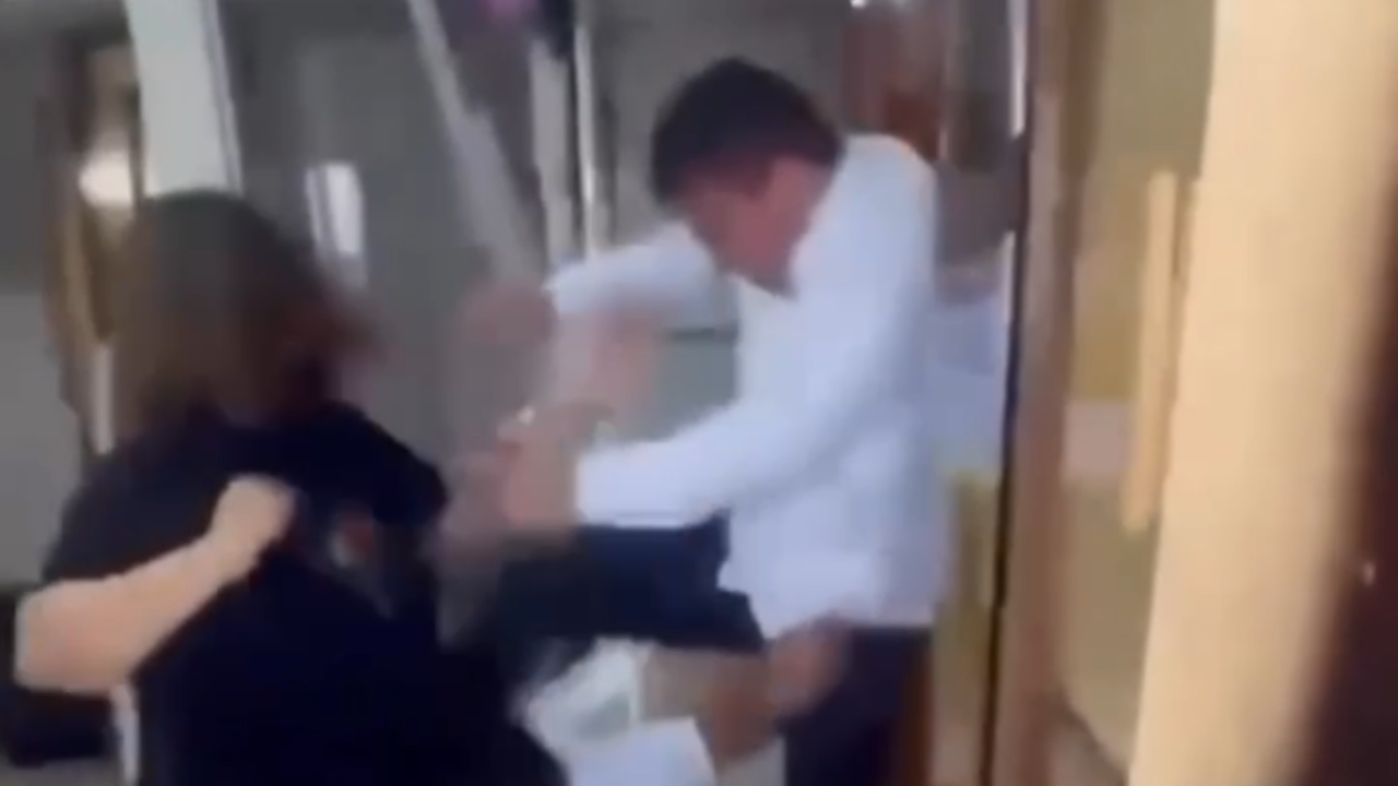 Vídeo: Desentendimento entre familiares e funcionários gera tensão em funerária