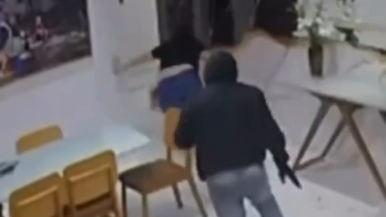 Mulher é perseguida e morta a tiros dentro de condomínio; veja vídeo