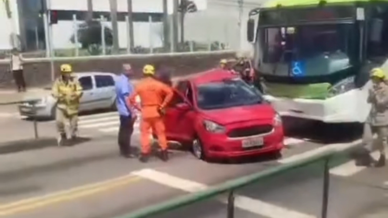 Vídeo: Ônibus do eixão colide com carro na Avenida Anhanguera em Goiânia