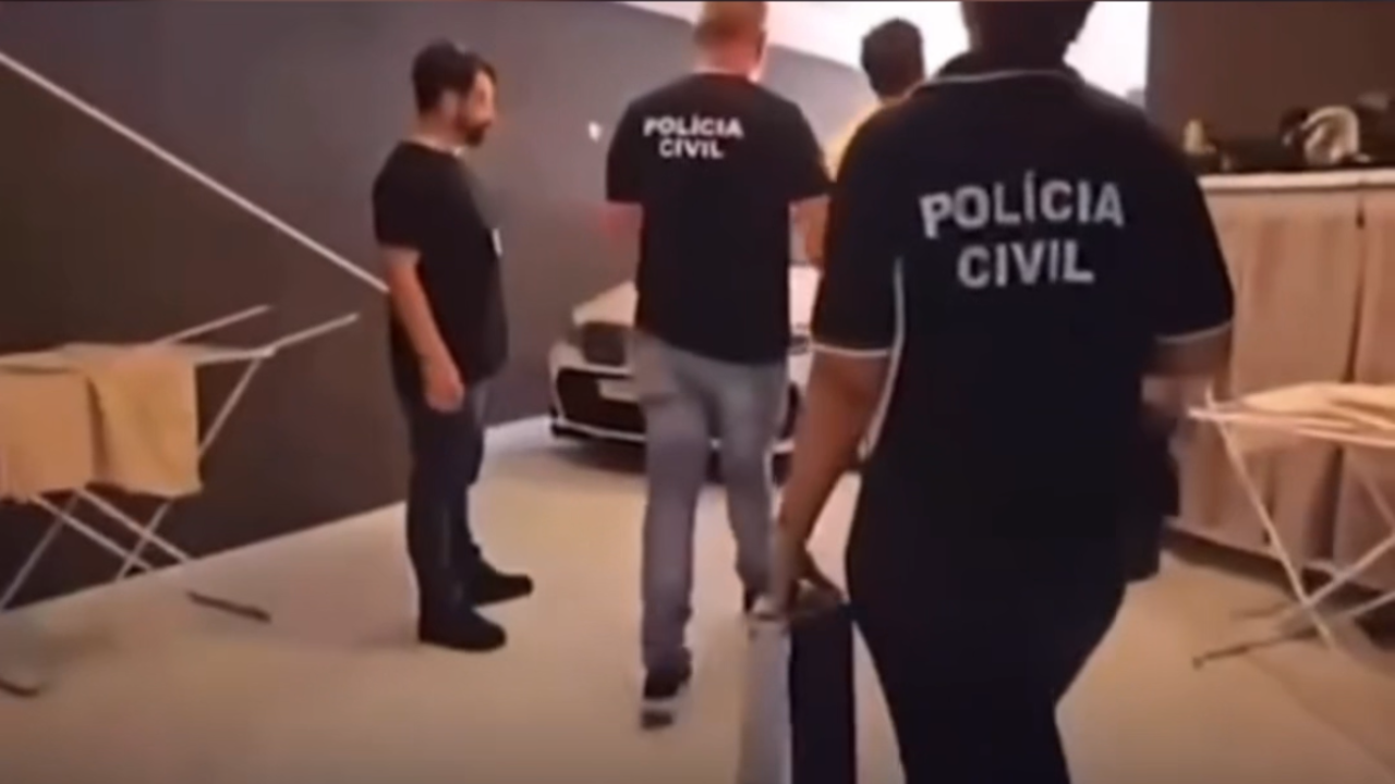 Dentista é preso após manter companheira em cárcere e obrigá-la a fazer tatuagens com seu nome; veja vídeo