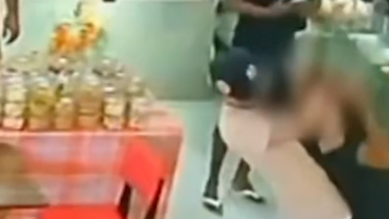 Homem é detido após vídeos mostrarem agressões repentinas; assista ao vídeo