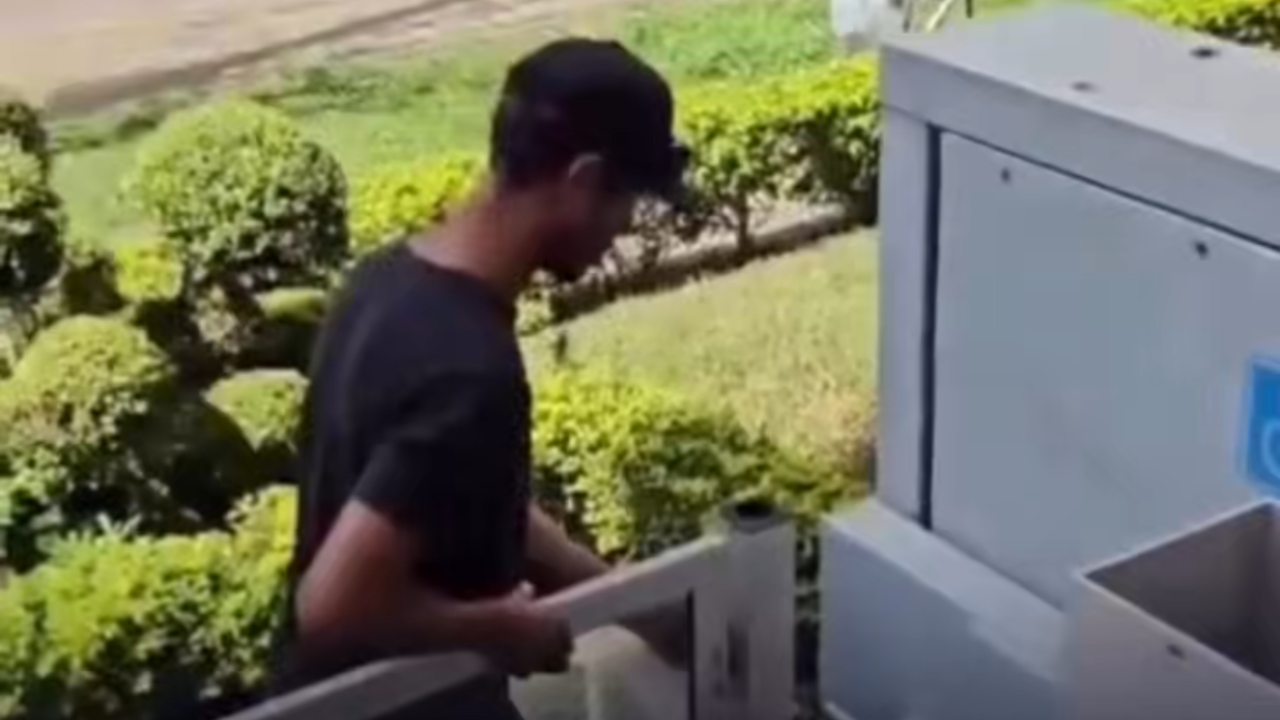 Homem furta portão de plataforma para cadeirantes em plena luz do dia; veja vídeo