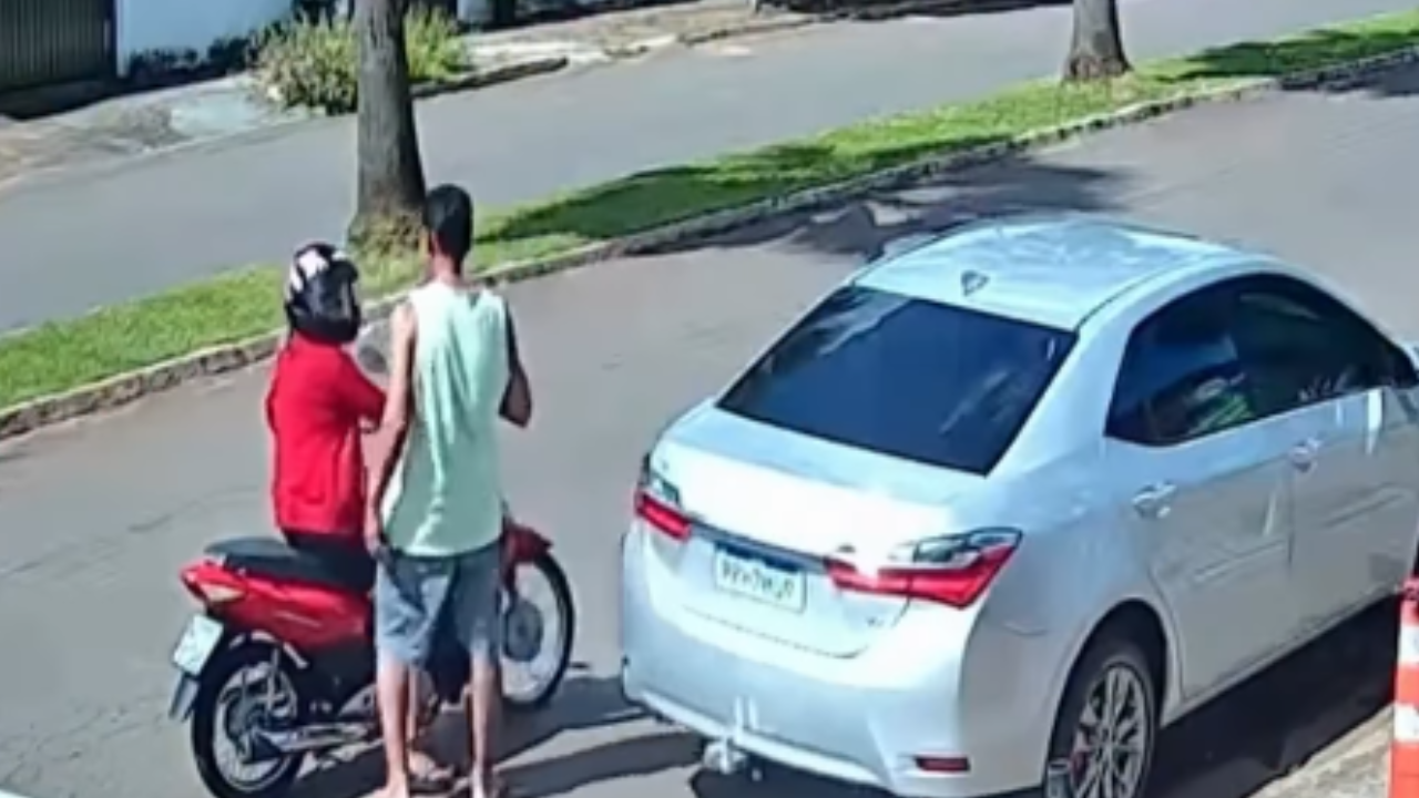 Vídeo: Carro em alta velocidade atropela motociclista e pedestre