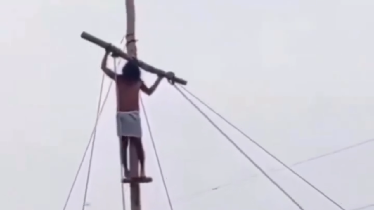 Vídeo: Homem cai de cruz durante encenação da Paixão de Cristo