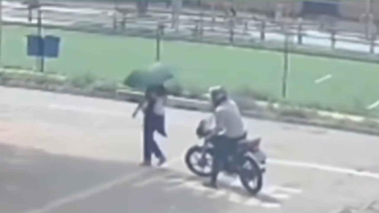 Homem com tornozeleira eletrônica rouba aliança e a vende por R$ 400 em Aparecida de Goiânia; assista ao vídeo