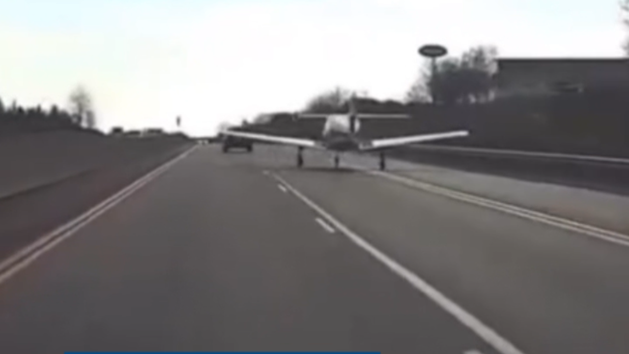 Avião pousa em rodovia nos EUA após problema no motor; veja vídeo