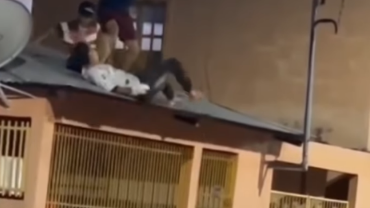 Vídeo: Suspeito de roubo é contido por moradores após tentar fuga pelo telhado