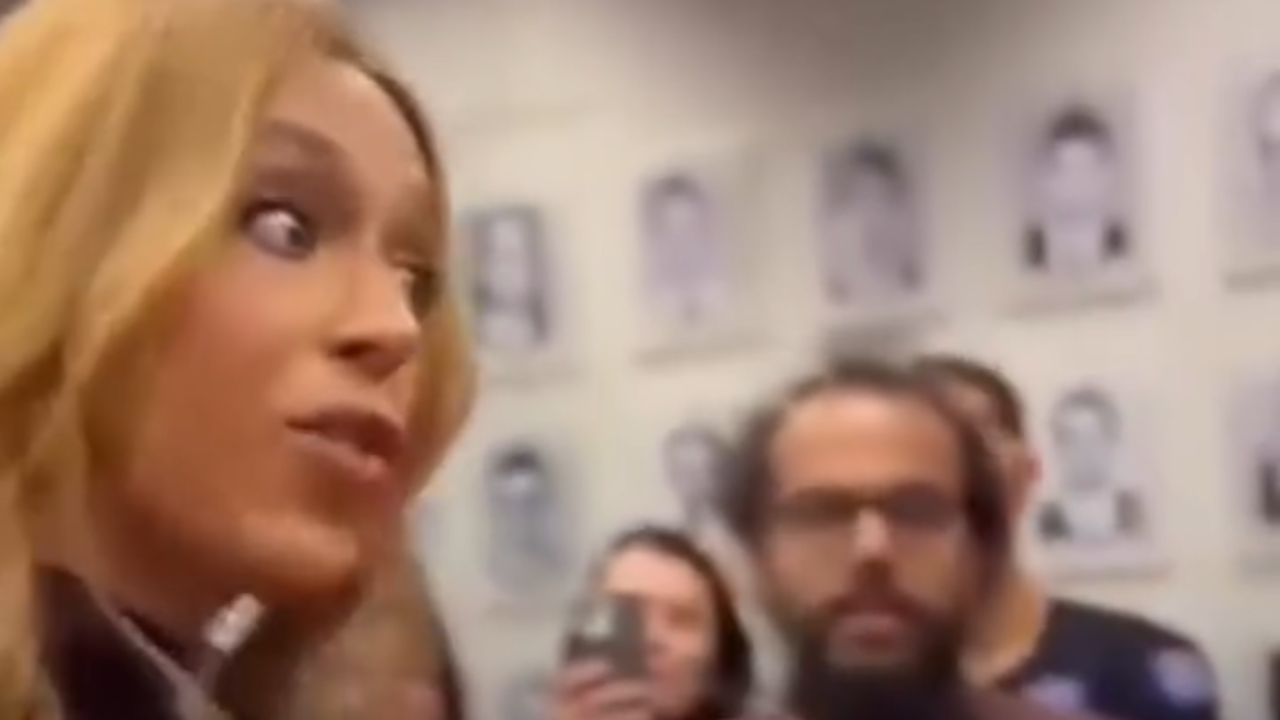 Erika Hilton reage após delegado quebrar celular de ouvinte em sessão da comissão das mulheres; veja vídeo