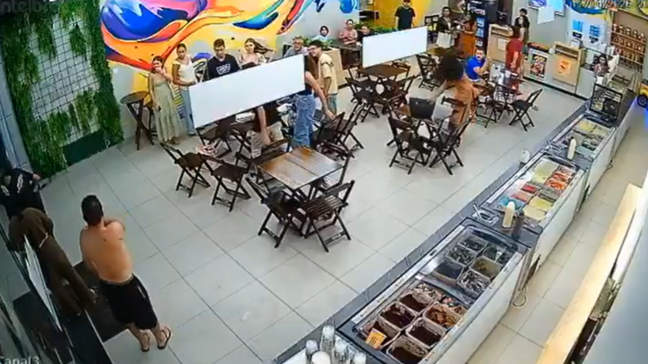 Flamenguistas invadem sorveteria e hostilizam homem com camisa do Corinthians; veja vídeo