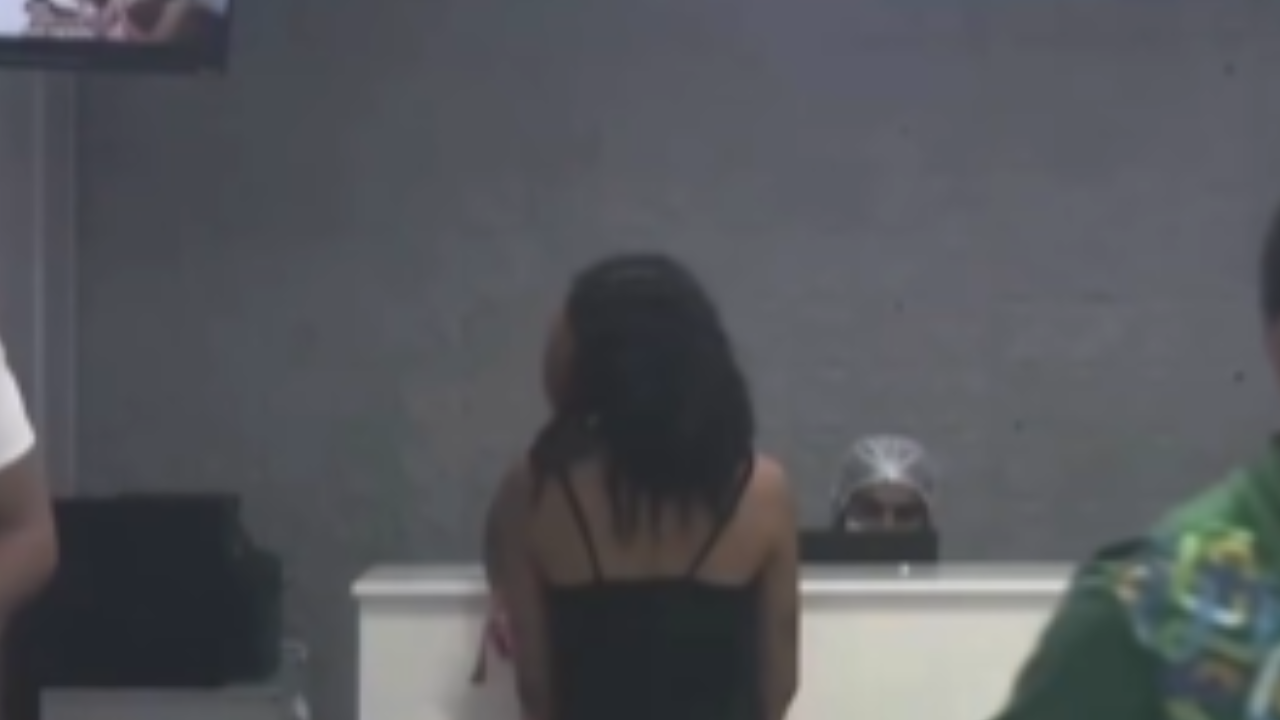 Conduzida à viatura, suspeita flerta com jornallista e vídeo viraliza