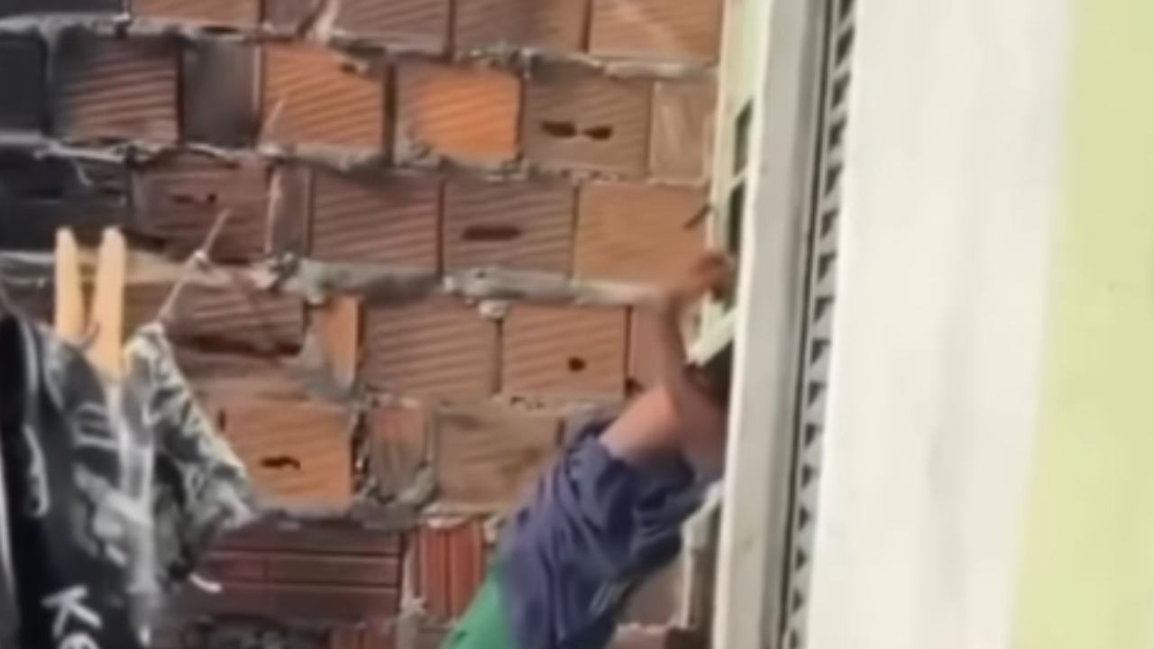 Homem é detido em flagrante ao sair de casa investigada; assista ao vídeo